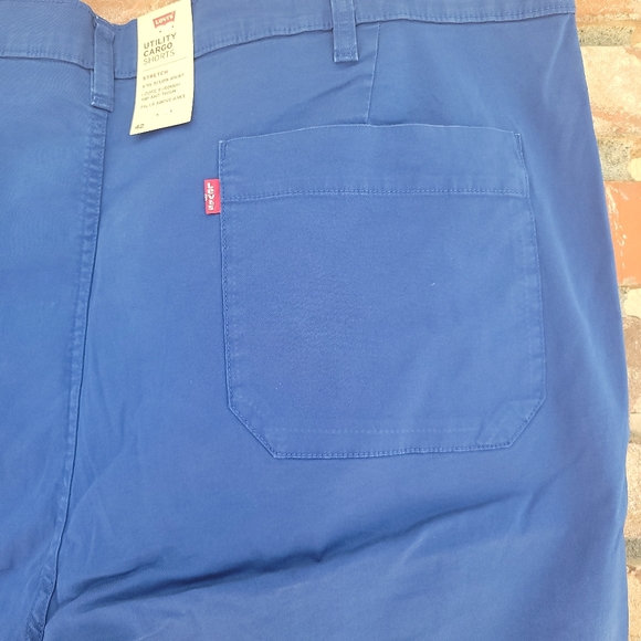 Levis Men's Utility Cargo Shorts Size: 42 - Picture 8 of 9
